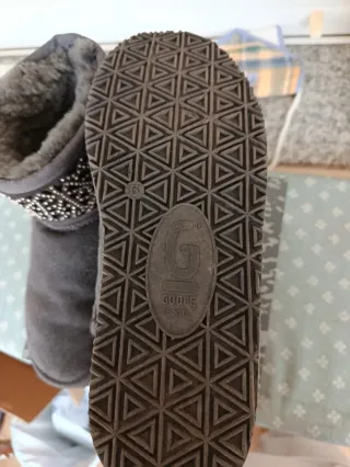 Botas de nieve grises con adornos plateados