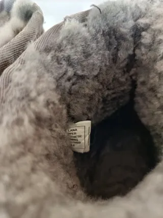 Botas de nieve grises con adornos plateados