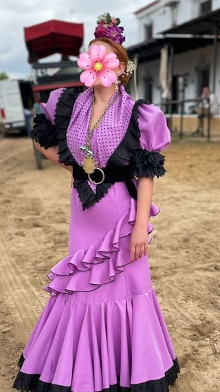 Traje de flamenca morado y negro