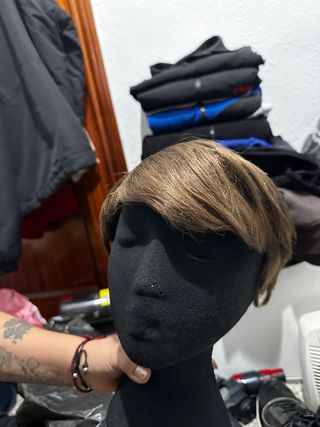 Peluca castaña corta