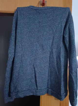 Sudadera gris con estampado de plumas