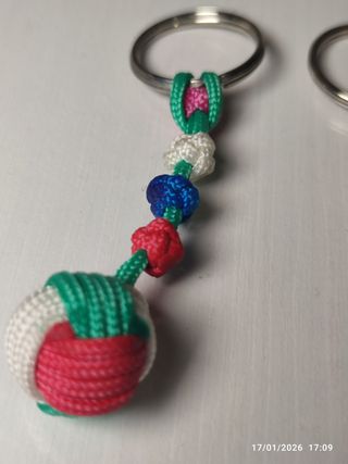 Portachiavi fatti a mano con palline
