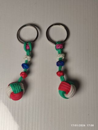Portachiavi fatti a mano con palline