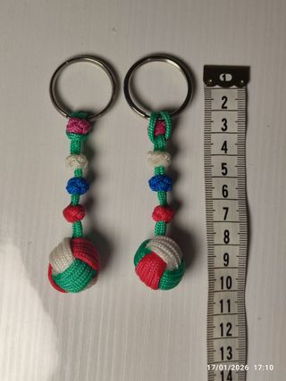 Portachiavi fatti a mano con palline