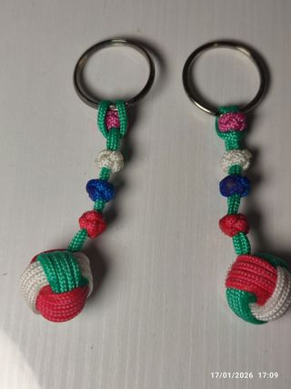 Portachiavi fatti a mano con palline