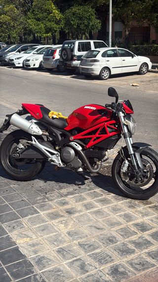 Ducati Monster 696 - Moto Naked