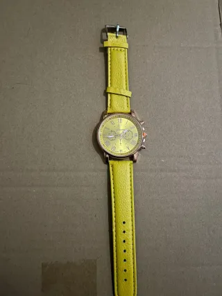 Reloj dorado y amarillo