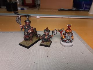 Tropa y héroes de Enanos del Caos Warhammer