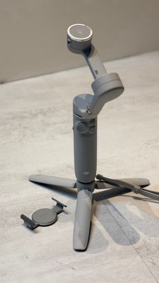 DJI Osmo Mobile Gimbal + Accesorios para el móvil