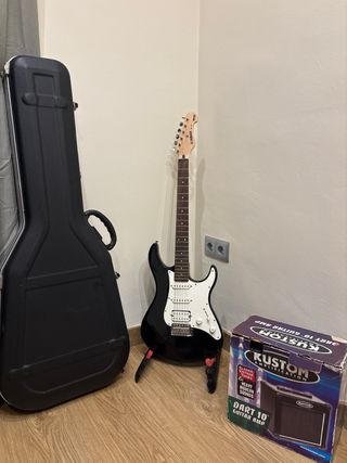 Guitarra Eléctrica Yamaha Negra + Amplificador Kus
