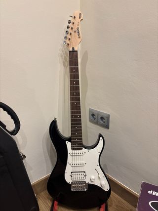 Guitarra Eléctrica Yamaha Negra + Amplificador Kus