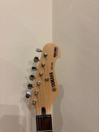 Guitarra Eléctrica Yamaha Negra + Amplificador Kus
