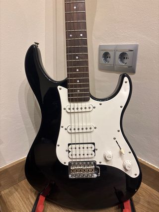 Guitarra Eléctrica Yamaha Negra + Amplificador Kus