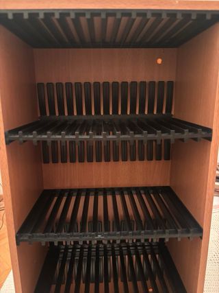 Mueble para CDs de madera y plástico