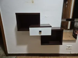 Mueble recibidor con espejo.
