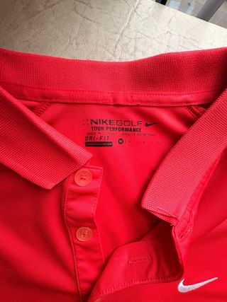 Conjunto Nike Polo Rojo y Pantalón Beige