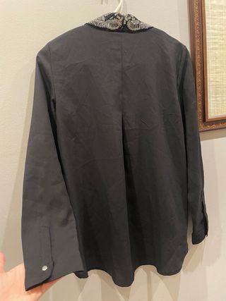 Camisa negra con pedrería en cuello