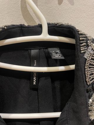 Camisa negra con pedrería en cuello