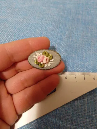 Spilla ceramica rose in rilievo