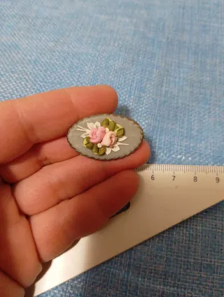 Spilla ceramica rose in rilievo