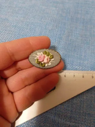 Spilla ceramica rose in rilievo