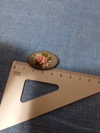 Spilla ceramica rose in rilievo