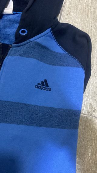 Felpa Adidas con cappuccio a righe