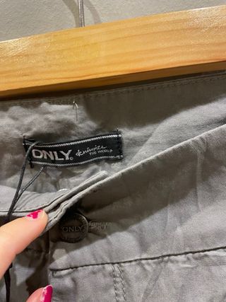Pantalones grises ONLY con etiqueta