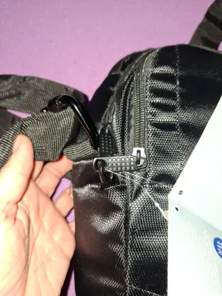 Mochila bandolera antirrobo negra