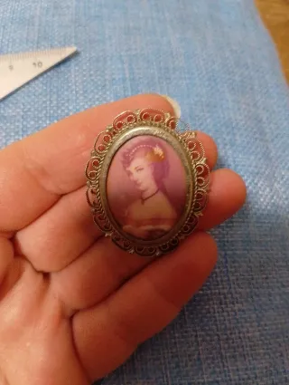 Spilla vintage con figura di dama