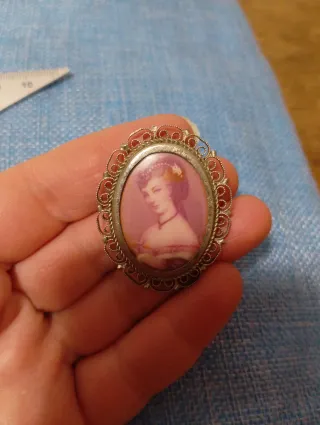 Spilla vintage con figura di dama