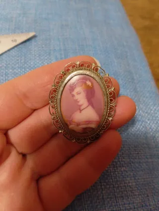 Spilla vintage con figura di dama