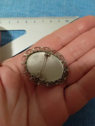 Spilla vintage con figura di dama