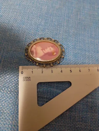 Spilla vintage con figura di dama