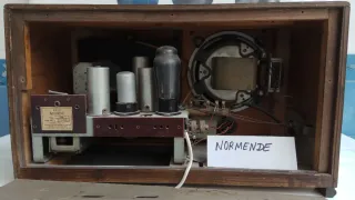 Radio antigua de .válvulas Normende 398