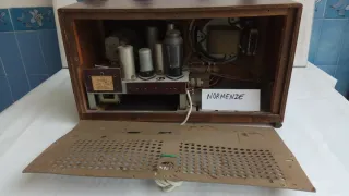 Radio antigua de .válvulas Normende 398