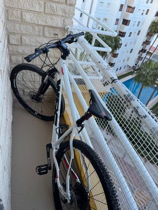 Bicicleta de montaña blanca