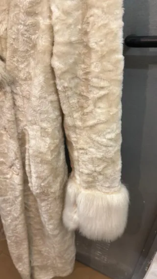 Abrigo largo beige con cuello de pelo