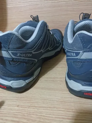 Botas de montaña Salomon azules y grises