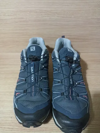 Botas de montaña Salomon azules y grises