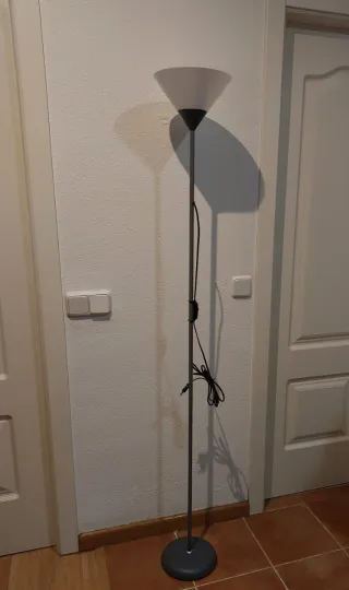 Lámpara de pie con bombilla