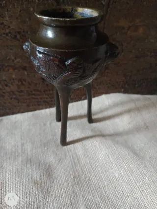 Antico tripede asiatico in bronzo