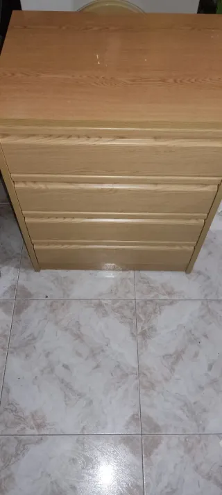 Cómoda de 4 cajones en perfecto estado