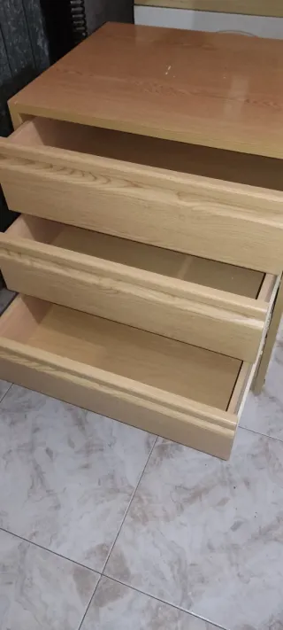 Cómoda de 4 cajones en perfecto estado