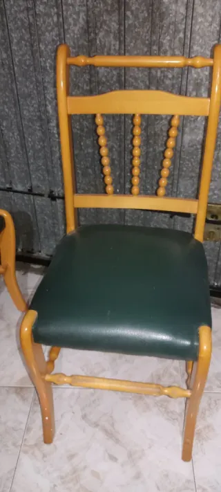 Sillas de madera con asiento de cuero