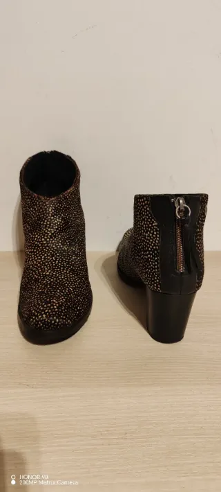 Botines de mujer beige y negro