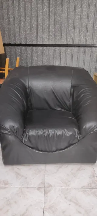 Sillón de cuero negro