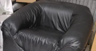 Sillón de cuero negro