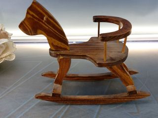 Esther. Bambola di porcellana seduta su altalena, cavallo di legno