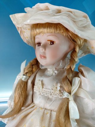 Esther. Bambola di porcellana seduta su altalena, cavallo di legno